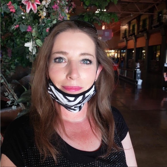 Meet your Posher, Lisa. I am a Beauty Consultant with a passion for fashion. - Picture 3 of 4